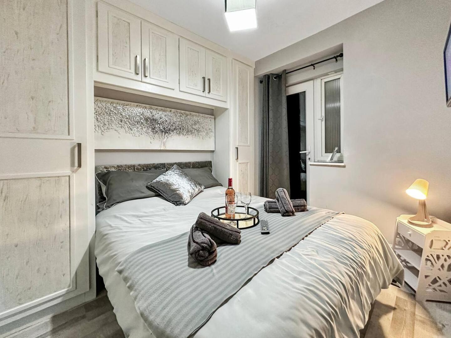 3 Bed Home In Tonypandy With Balcony View Room Llwynypia Екстер'єр фото