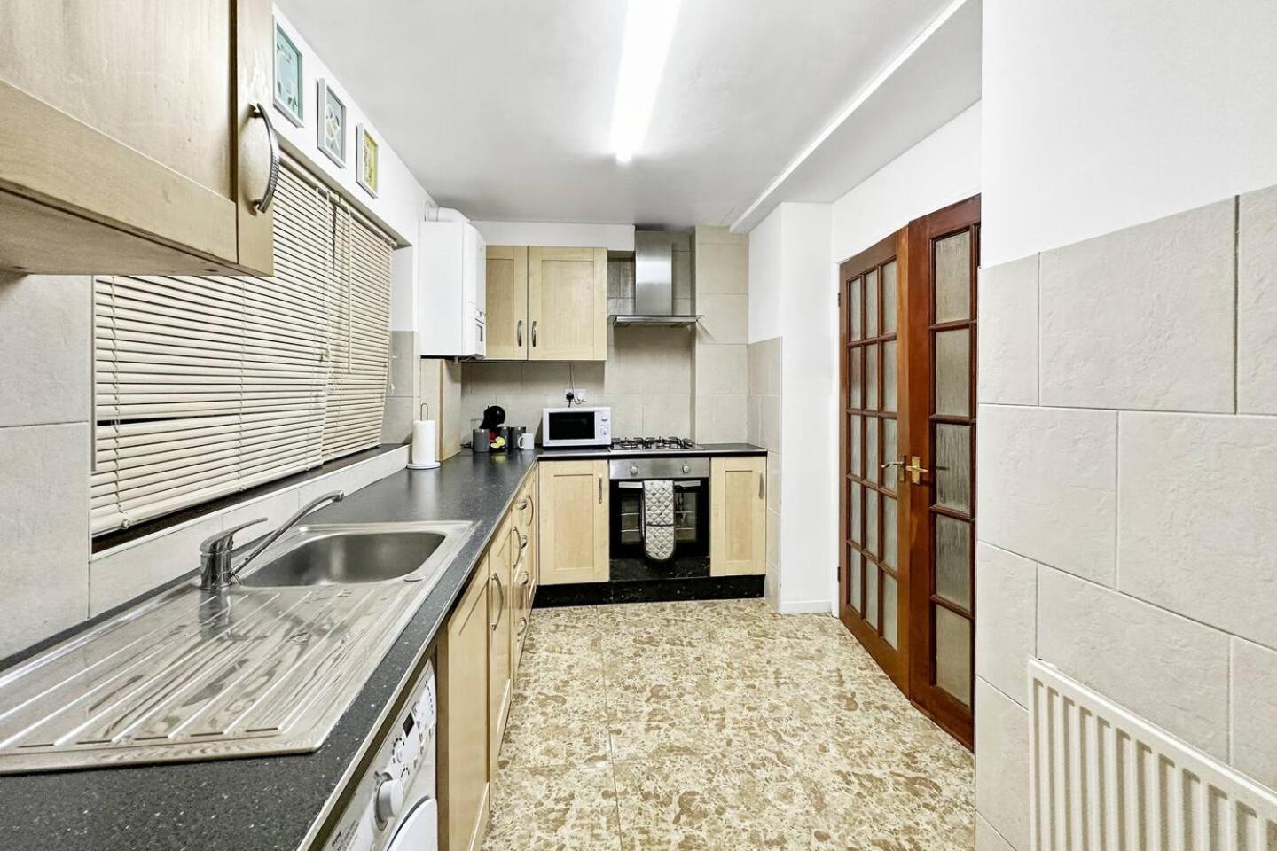 3 Bed Home In Tonypandy With Balcony View Room Llwynypia Екстер'єр фото