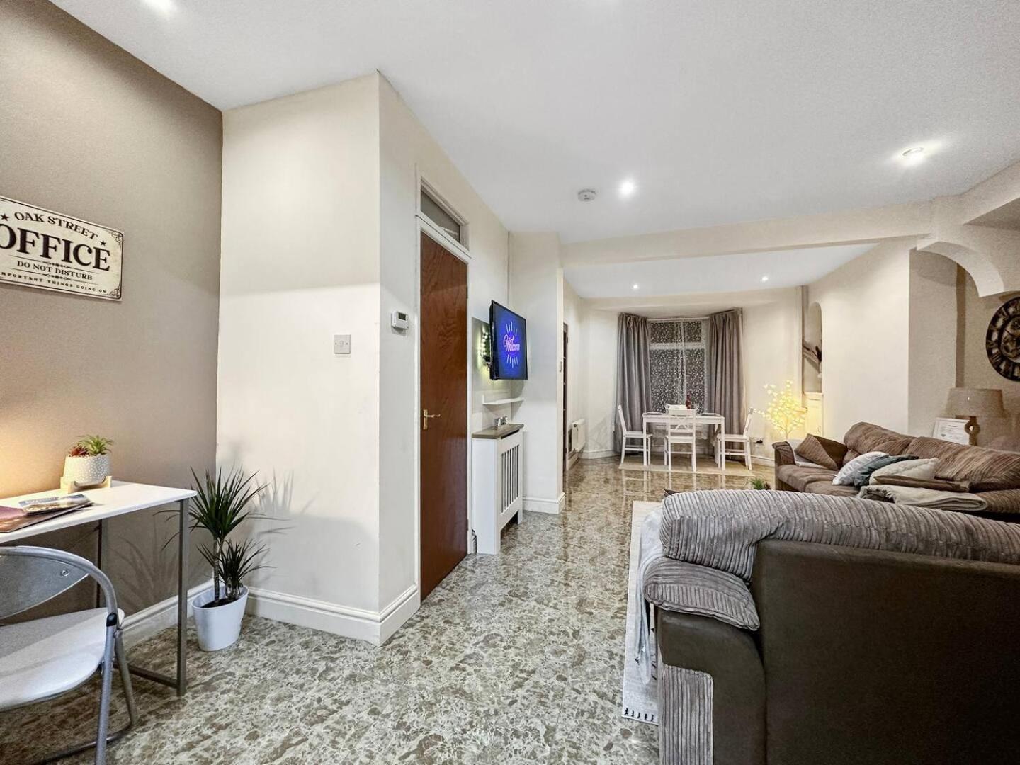 3 Bed Home In Tonypandy With Balcony View Room Llwynypia Екстер'єр фото