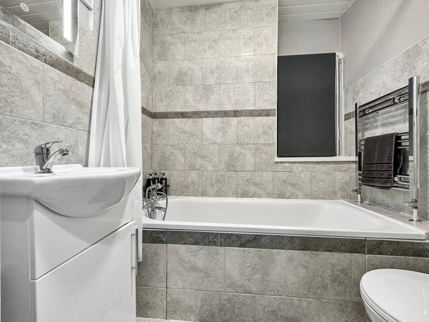 3 Bed Home In Tonypandy With Balcony View Room Llwynypia Екстер'єр фото