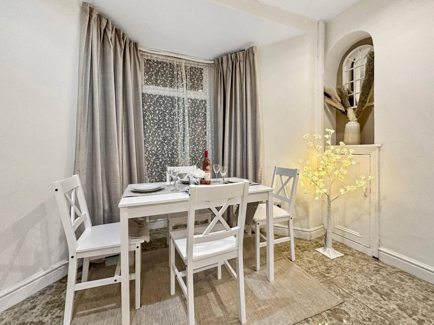 3 Bed Home In Tonypandy With Balcony View Room Llwynypia Екстер'єр фото