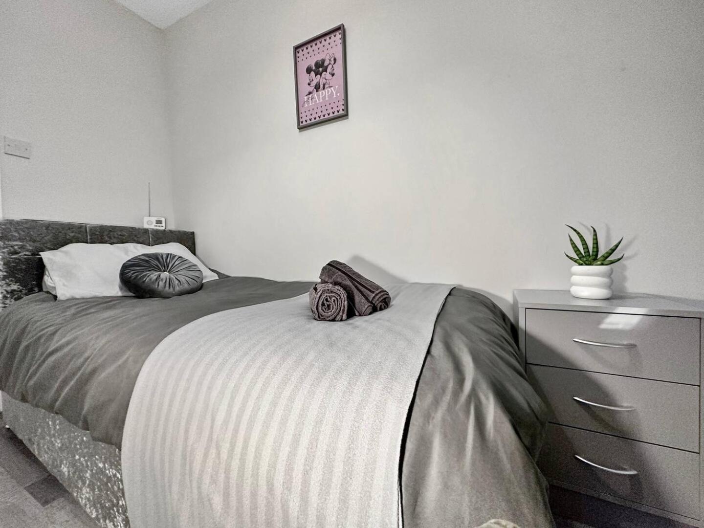 3 Bed Home In Tonypandy With Balcony View Room Llwynypia Екстер'єр фото