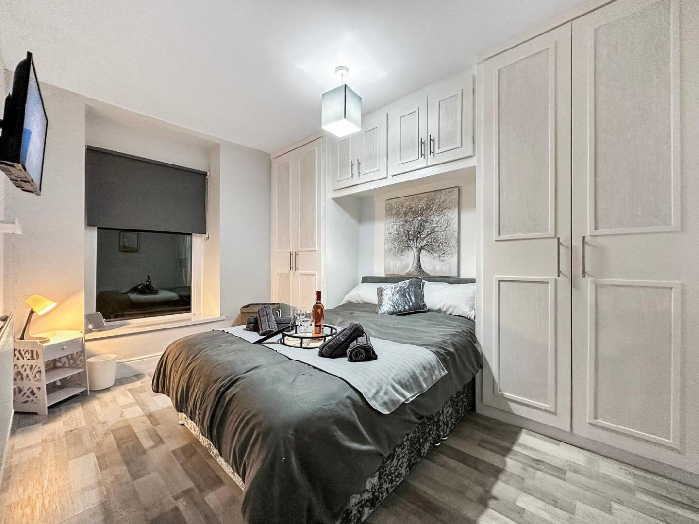 3 Bed Home In Tonypandy With Balcony View Room Llwynypia Екстер'єр фото