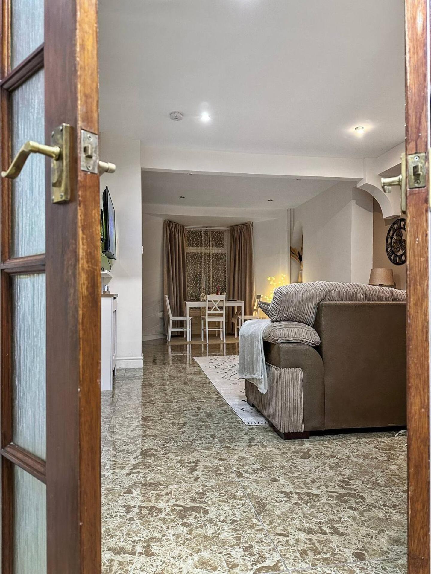 3 Bed Home In Tonypandy With Balcony View Room Llwynypia Екстер'єр фото