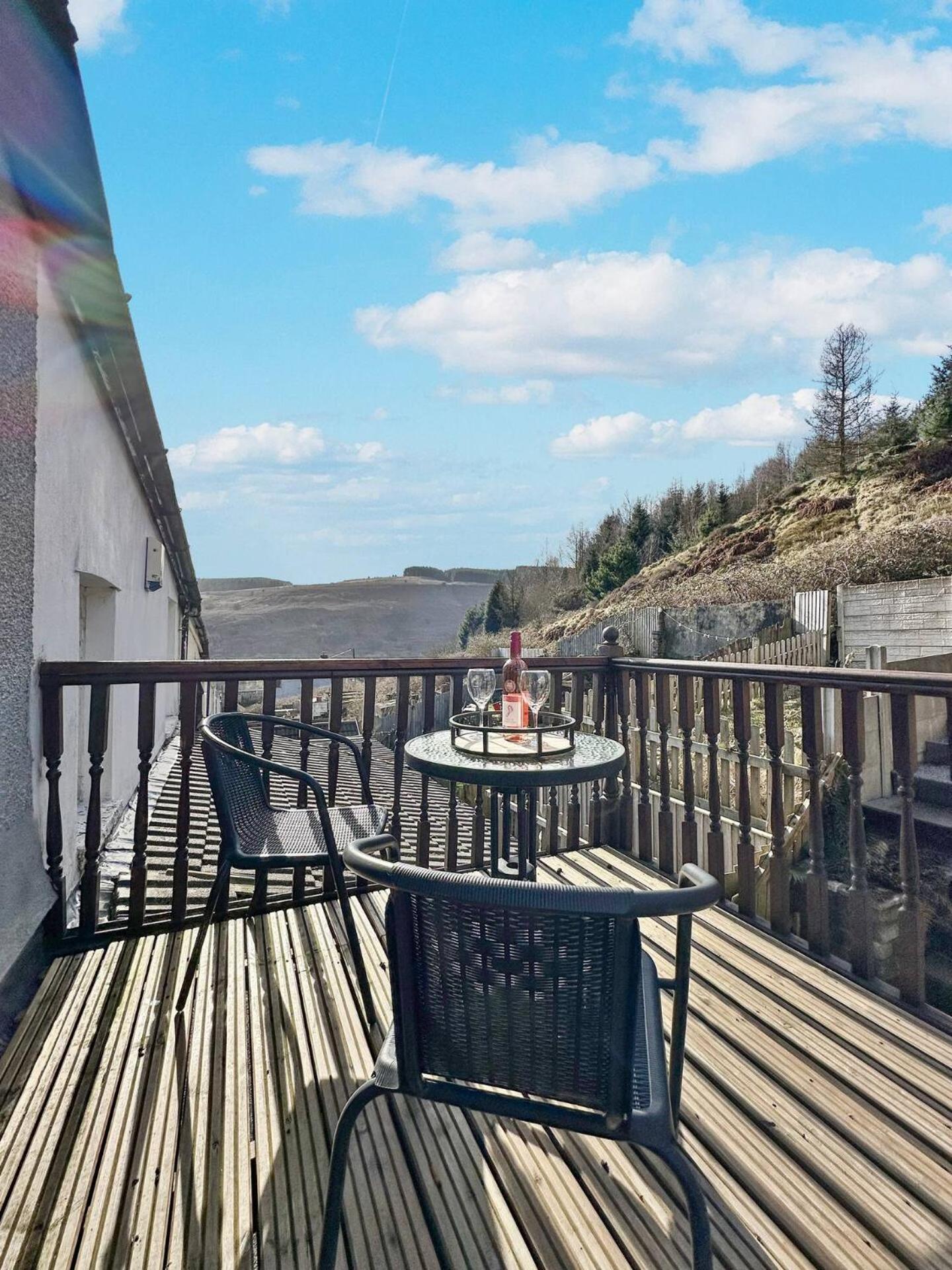 3 Bed Home In Tonypandy With Balcony View Room Llwynypia Екстер'єр фото